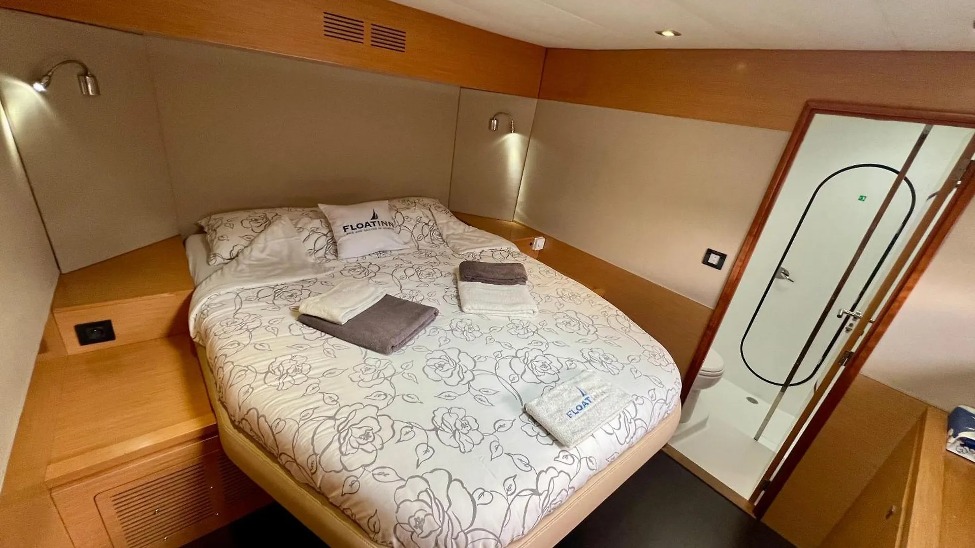 *** Botel Floatinn Boat-Bnb Geneva Switzerland