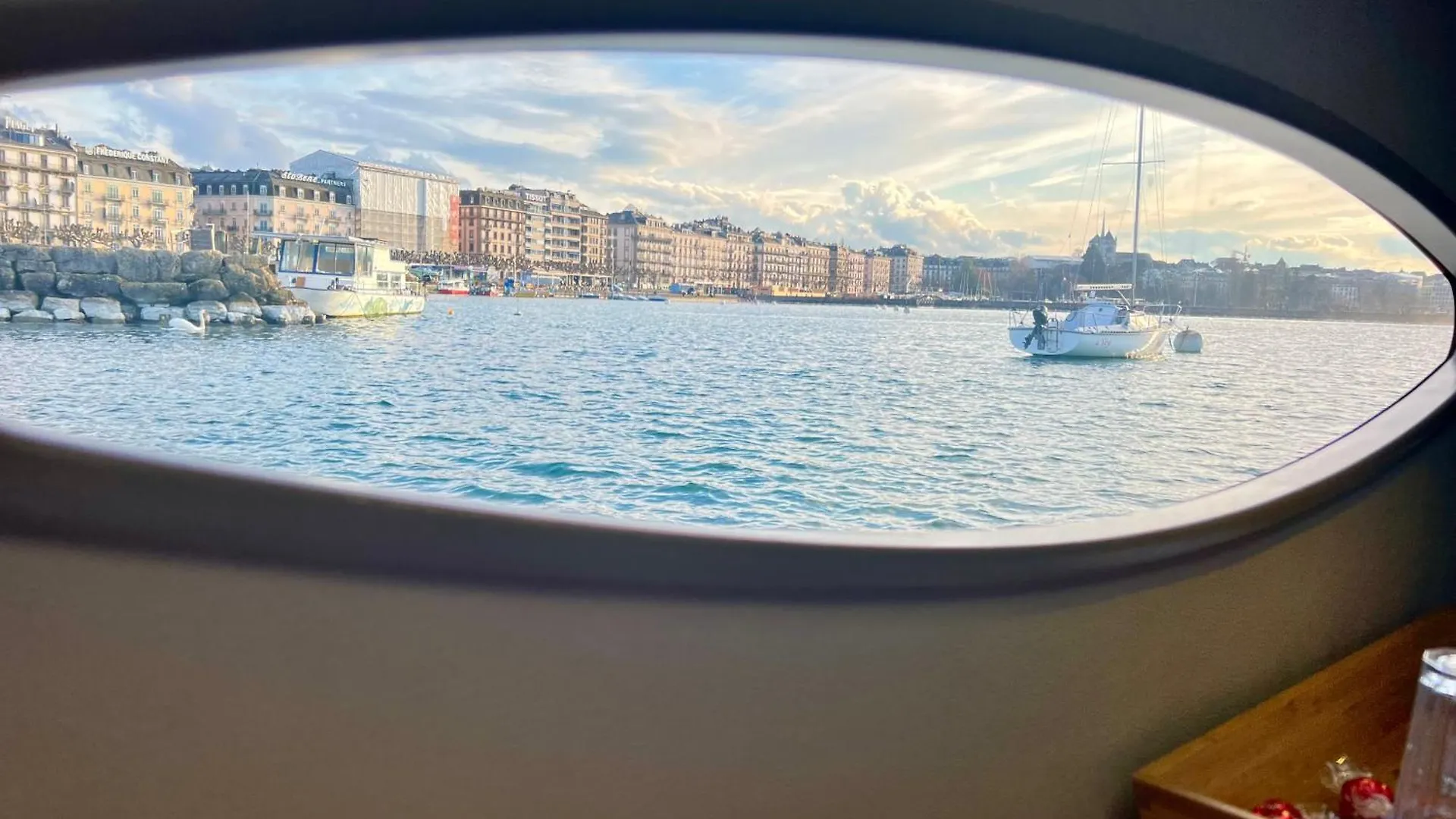 Floatinn Boat-Bnb Genève Bateau-hôtel
