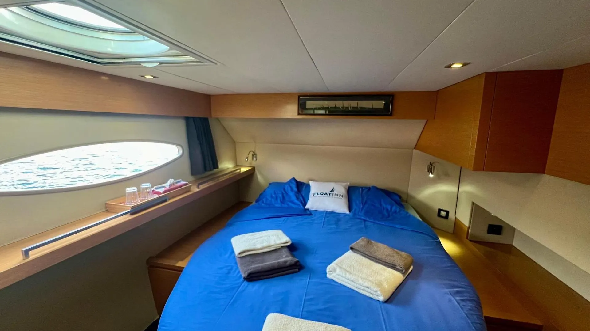 *** Botel Floatinn Boat-Bnb Geneva Switzerland
