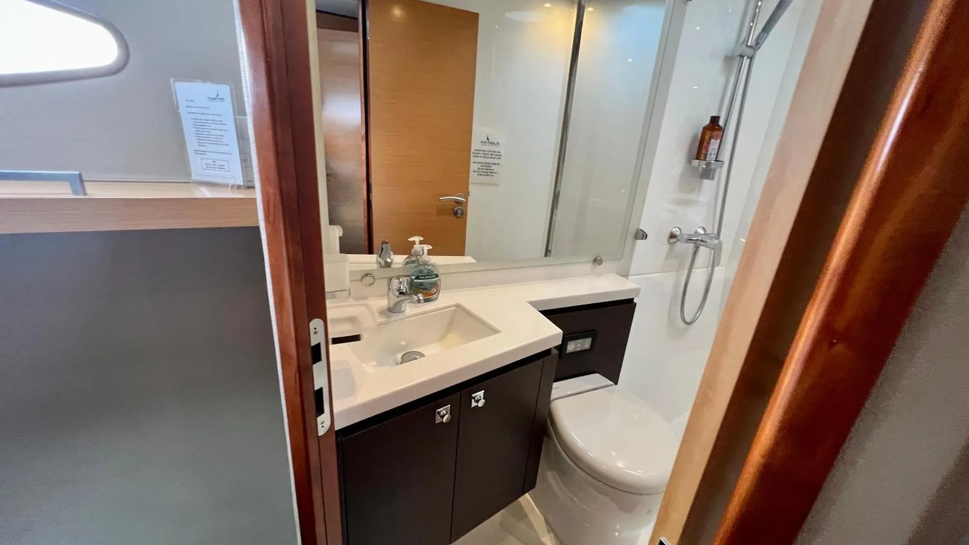*** Botel Floatinn Boat-Bnb Geneva Switzerland