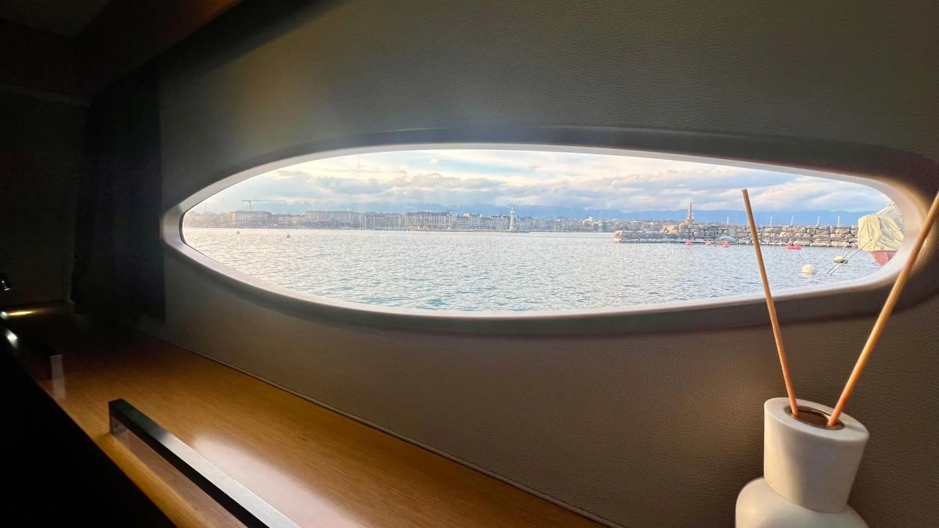 Floatinn Boat-Bnb Geneva Switzerland