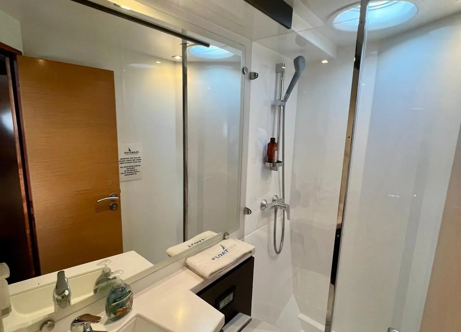 Botel Floatinn Boat-Bnb Geneva