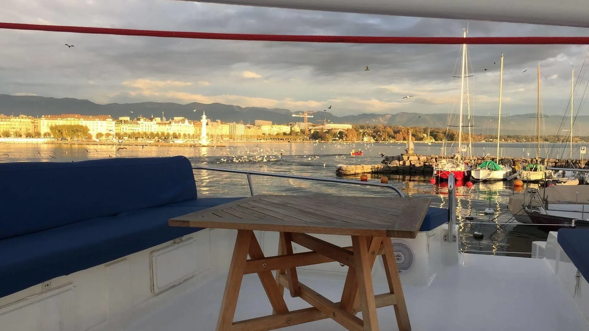 Botel Floatinn Boat-Bnb Geneva