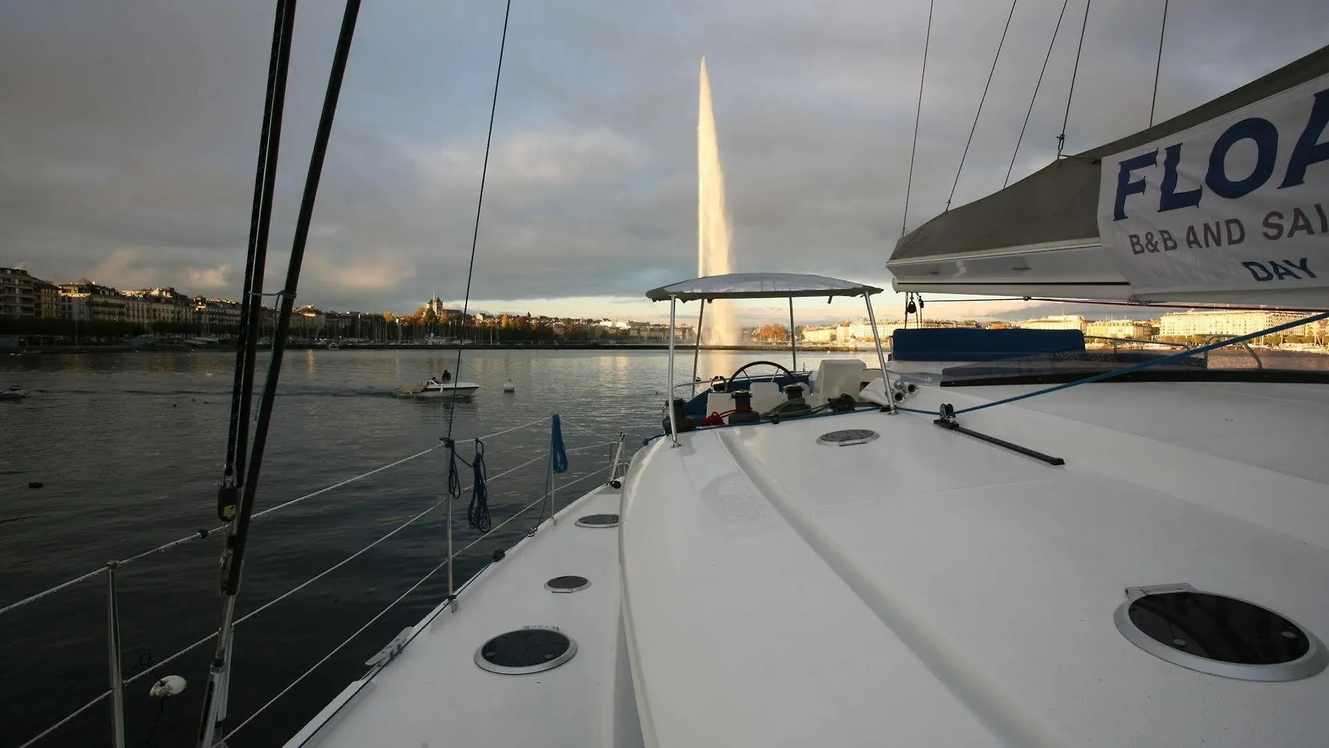 *** Botel Floatinn Boat-Bnb Geneva Switzerland